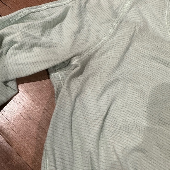 Sea foam colored lulu long sleeve - Picture 4 of 7